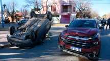 Imagen de Choque y vuelco, en pleno centro de Roca: conductores colisionaron en una esquina «peligrosa»