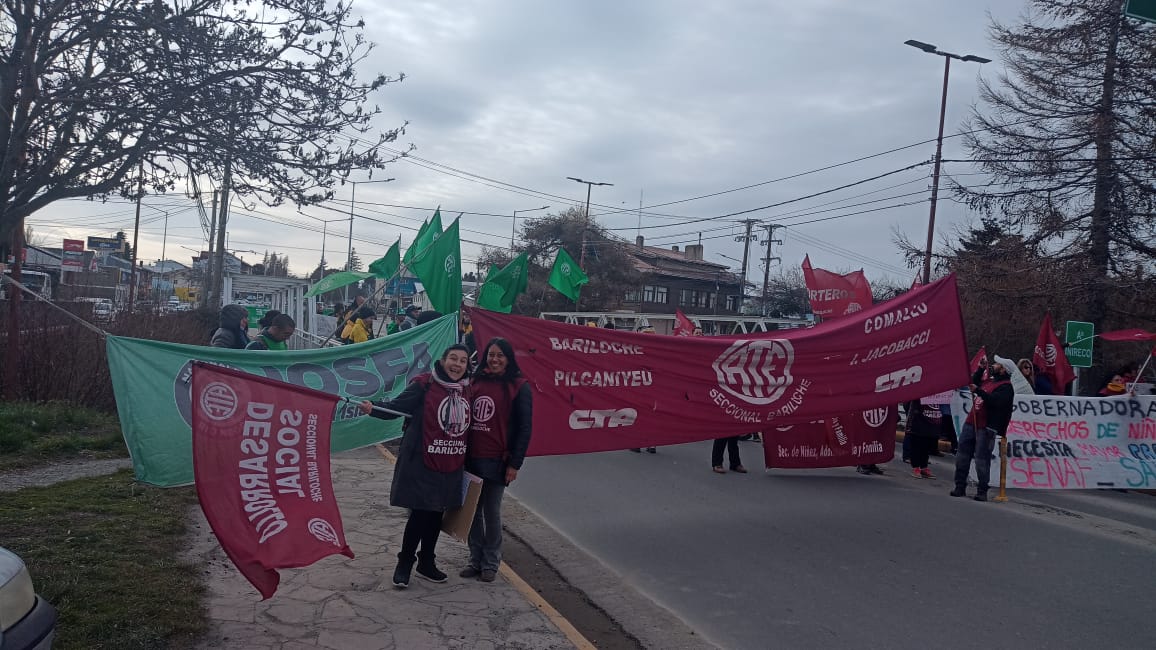 En la rotonda del Ñireco, los estatales permiten el paso de los vehículos por las colectoras. Foto: gentileza