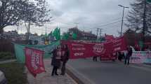 Imagen de ATE Bariloche se manifiesta en la rotonda del Ñireco