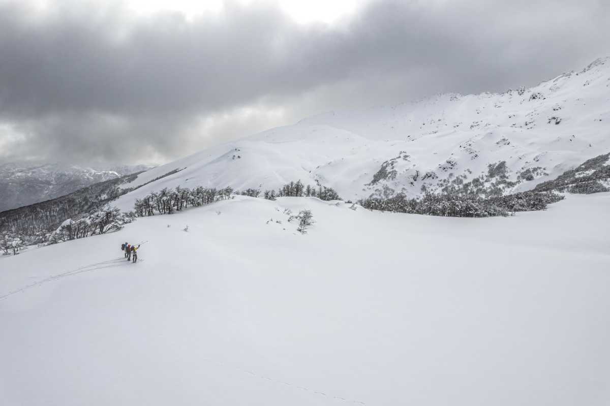 Recorrieron aproximadamente 120 km de valles, bosques y montañas, siguiendo una línea, paralela a la ruta de siete lagos.
Fotos y videos: @mpp_aventuras_andinas