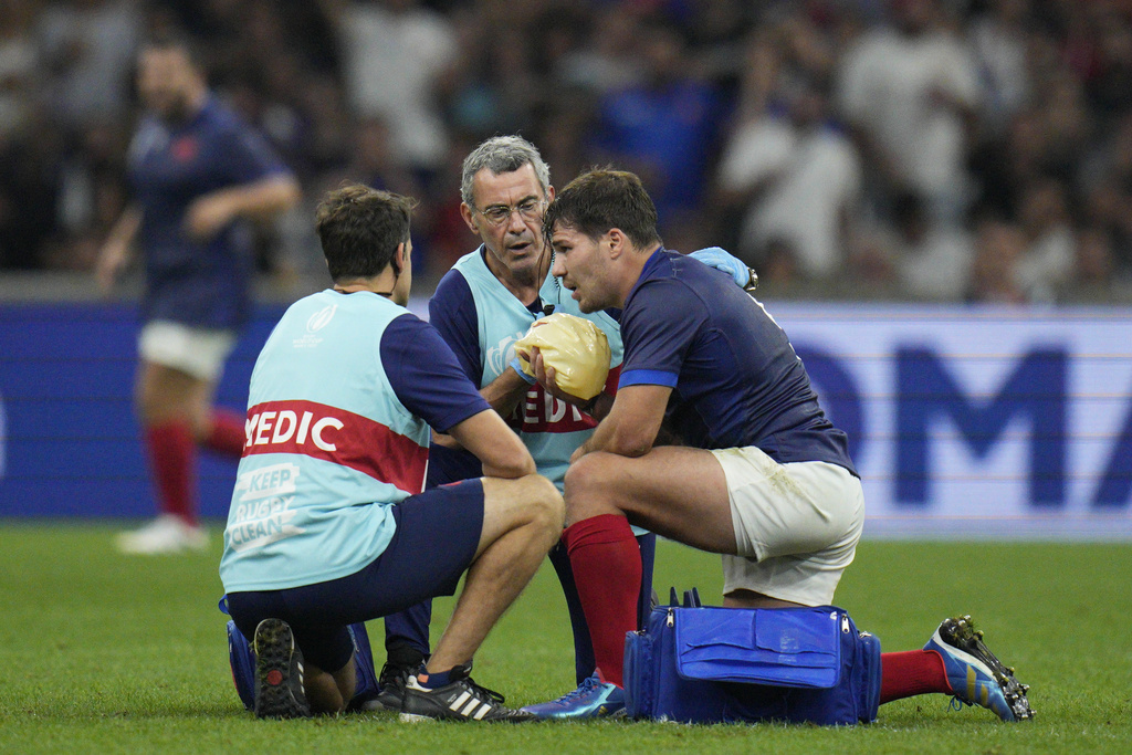 Antoine Dupont recibió un duro golpe en la cabeza en el histórico triunfo de Francia. (AP Photo/Daniel Cole)