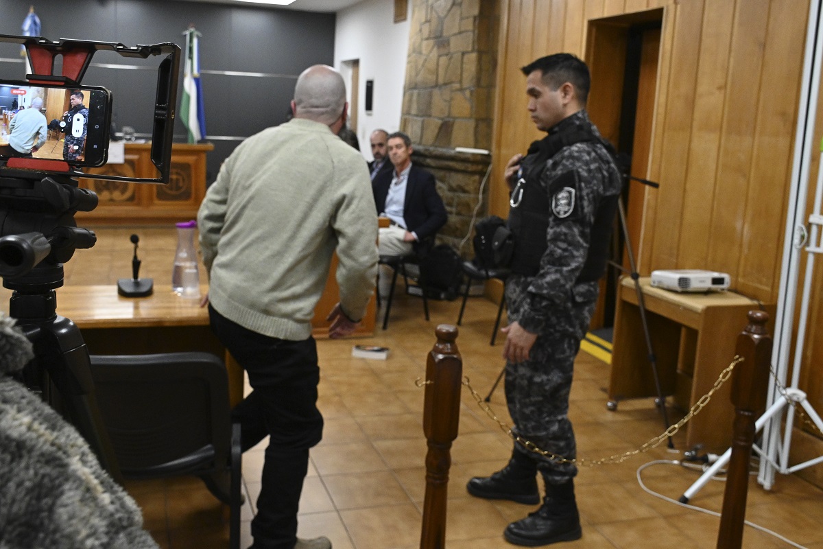 Mauricio Buchaillot le deslizó la Biblia por el piso al fiscal Jefe.  Foto: Chino Leiva