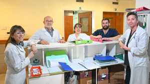 Ricardo Buzeki, el médico jubilado que da clases en el hospital de Cipolleti