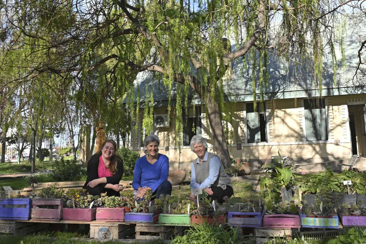 Distintas generaciones apasionadas por la jardinería y el paisajismo siguen dando vida a “Maipue”. (Fotos: Florencia Salto)