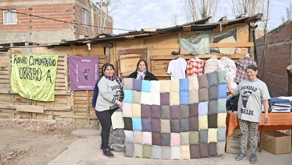 Las costureras no solo remiendan prendas de vestir, también idearon acolchados para repartir a quién más lo necesite.