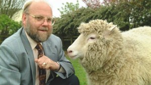 Murió Ian Wilmut, el primer científico en clonar un mamífero: la oveja Dolly