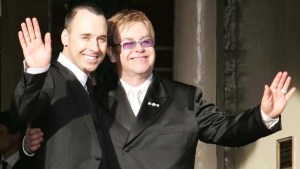 Elton John critica a ministra del Interior británica por sus dichos sobre inmigrantes LGBTQ+