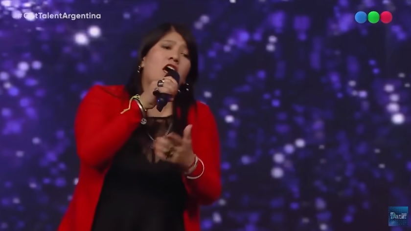 Sandra contó que trabaja en un tambo y los fines de semana sale de gira a cantar. 