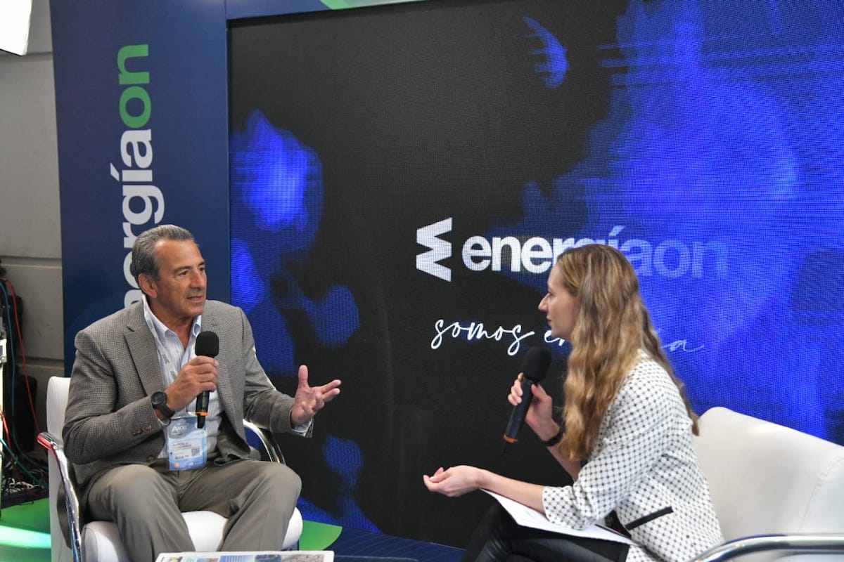 El presidente del clúster de Energía de Mar del Plata, Marcelo Guiscardo, paso por el stand de Diario RÍO NEGRO en la AOG 2023. (Foto: Enrique Medina)