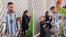 Imagen de ¡Pura ternura! Un nene le regaló sus figuritas a Messi y Dibu Martínez sorprendió a los dos