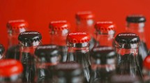 Imagen de En todos lados: Coca Cola lanza una nueva bebida co-creada con inteligencia artificial