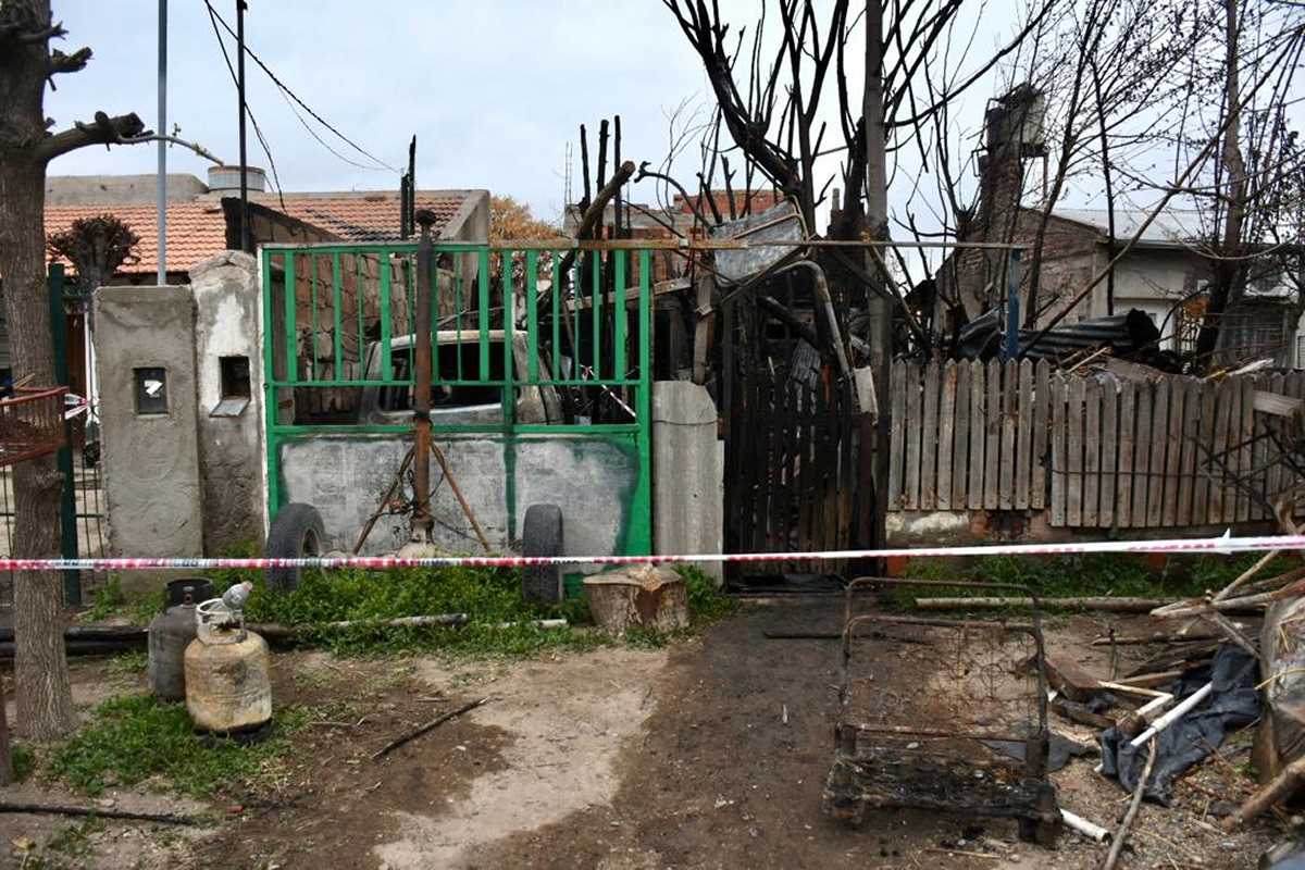 Una joven de 17 años murió tras el incendio en barrio Don Bosco II. de Neuquén. Foto: Matías Subat. 