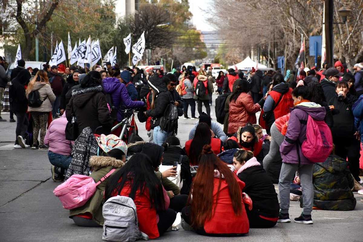 Las organizaciones se convocaron a las 9 en el monumento y marcharon hasta la Gobernación. Foto Matías Subat