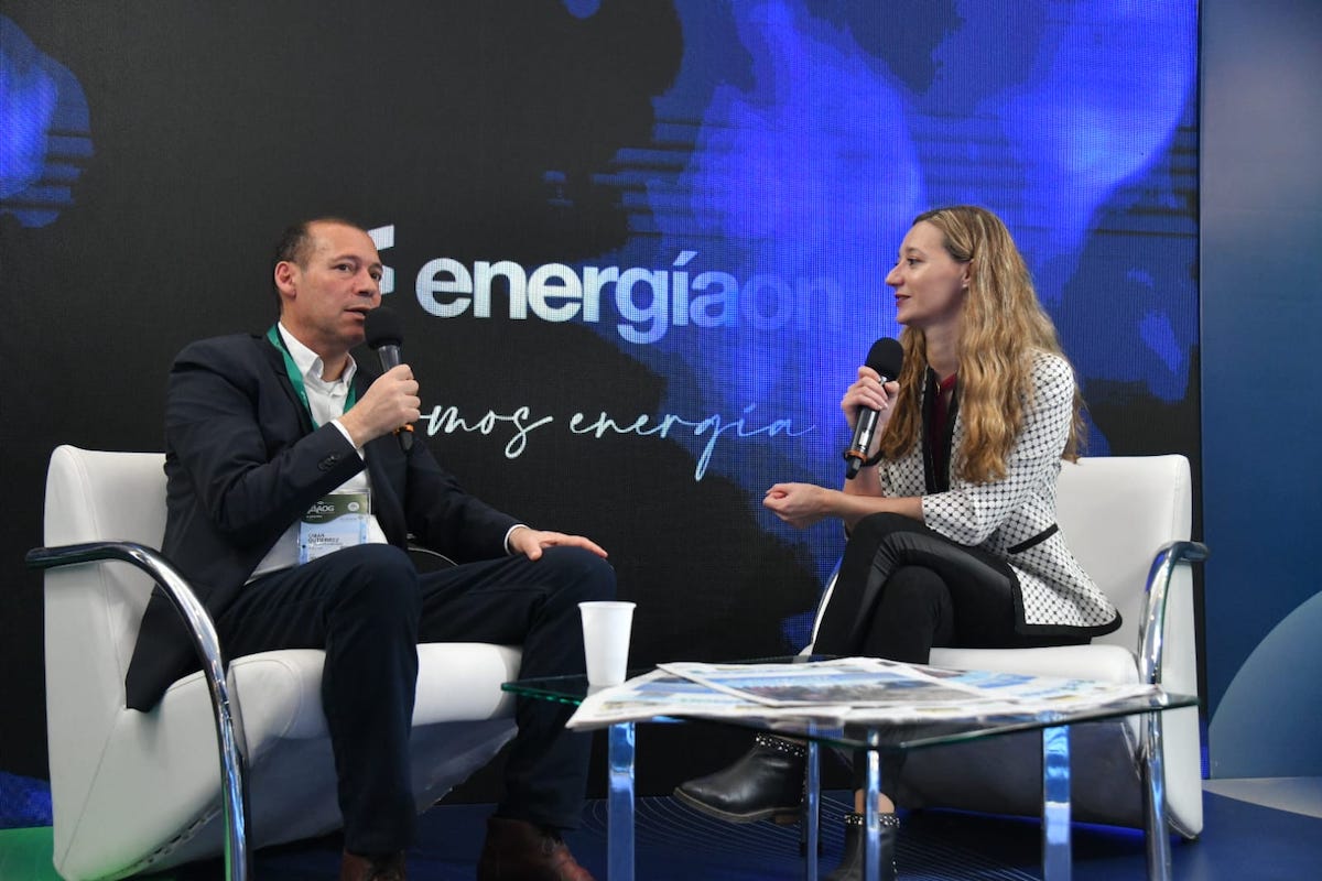 El gobernador de Neuquén, Omar Gutiérrez, pasó por el stand de Diario RÍO NEGRO en la AOG 2023. (Foto: Enrique Medina)