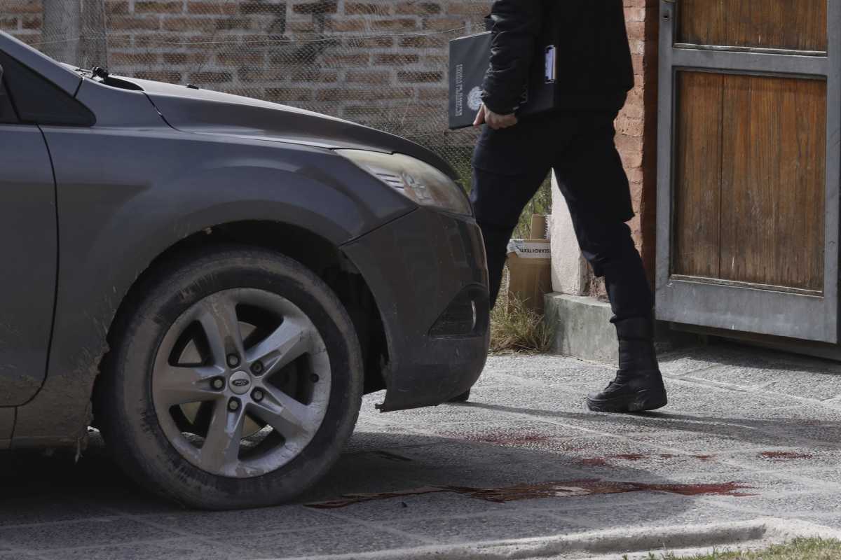 Un charco de sangre se formó tras la golpiza. Foto Juan Thomes