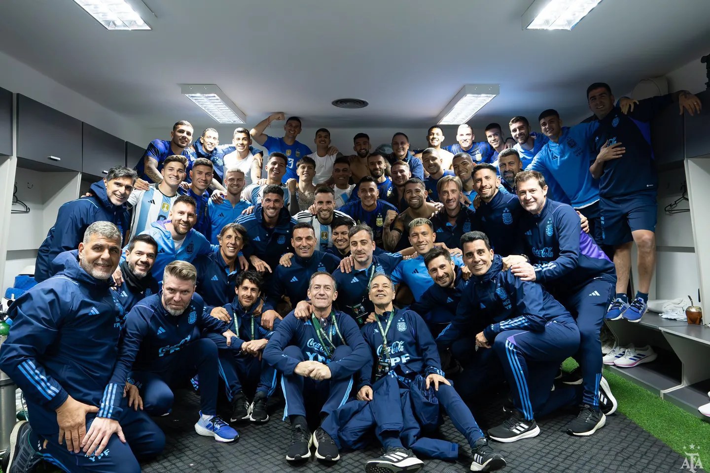 Tras la victoria frente a Bolivia en La Paz, la delegación Argentina se tomó una foto grupal.