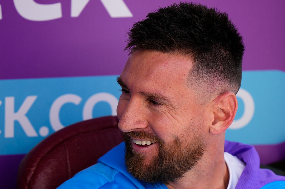 Lionel Messi siguió desde el banco el partido de la Selección ante Bolivia. Foto: Gentileza AP. 