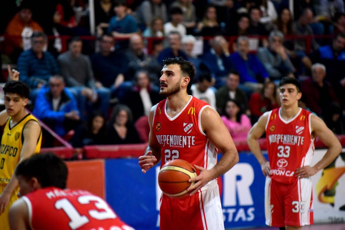 Agustín Sánchez y Gino Veronesi, dos de los nuevos en Independiente, que va por la recuperación en La Caldera. (Matías Subat)