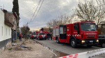 Imagen de Murió una joven y otro está grave tras incendio en el barrio Don Bosco II de Neuquén: «Hubo explosiones»