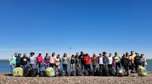 Imagen de Un grupo de nadadores desafió aguas de 10°C y pilas de basura en el lago Mari Menuco