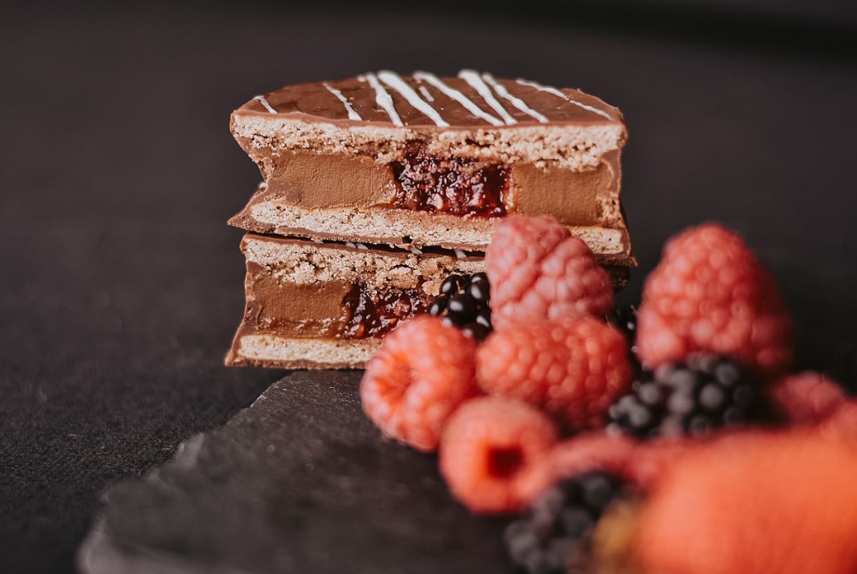 La estrella del momento: alfajor triple, con dulce de leche, crema de chocolate y avellanas.