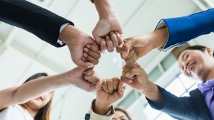 Mercado laboral: los argentinos valoran los vínculos de amistad en el trabajo