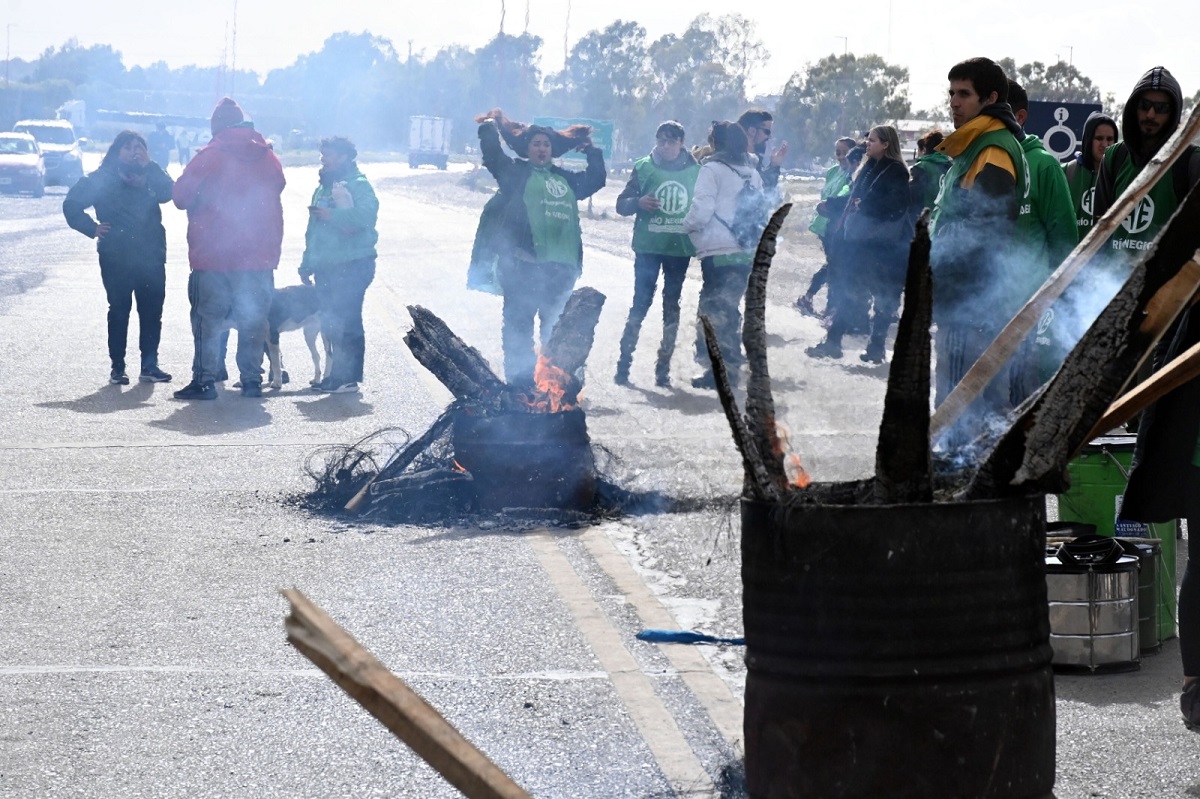 Manifestantes de ATE cortaron este lunes el ingreso a Viedma, en la ruta nacional 3. Foto: Marcelo Ochoa.