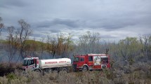 Imagen de Combaten por tercer día un incendio en un campo de Vaca Muerta: «Nos preocupa la alerta por viento»