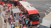 Imagen de Video: quedó atrapado bajo un colectivo en Bilbao y fue liberado por decenas de personas