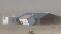 Imagen de El viento azotó el centro de Neuquén y se llevó los baños de una escuela en Los Catutos