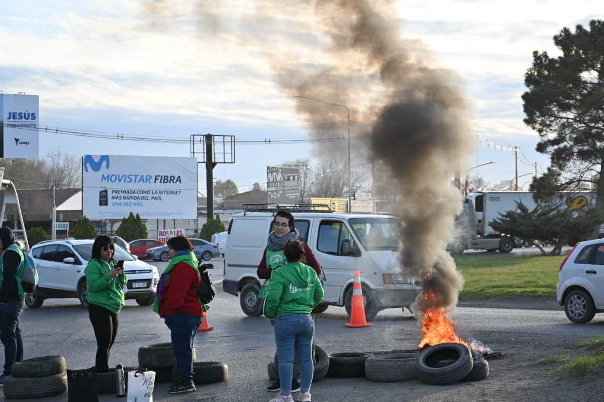 ATE realizó cortes este lunes en Cipolletti-Neuquén, Viedma y Bariloche. Foto: Florencia Salto