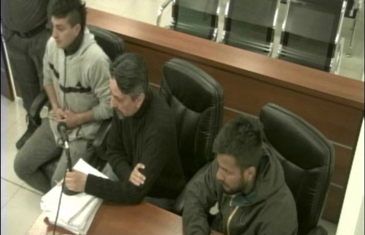 Los hermanos Vidal acusados del robo de celulares. En el medio, el defensor jefe Fernando Diez. (Captura de video)