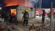 Imagen de Una casa se incendió completamente y la familia perdió todo, en Roca