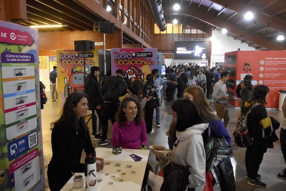 Funciona de 9 a 18 horas. Durante tres jornadas podrán informarse sobre la oferta educativa de 43 instituciones públicas y privadas de nivel superior. Foto Matías Subat.