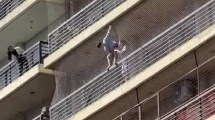 Imagen de Video: dramático rescate de un niño de 12 colgado de un balcón en Rosario