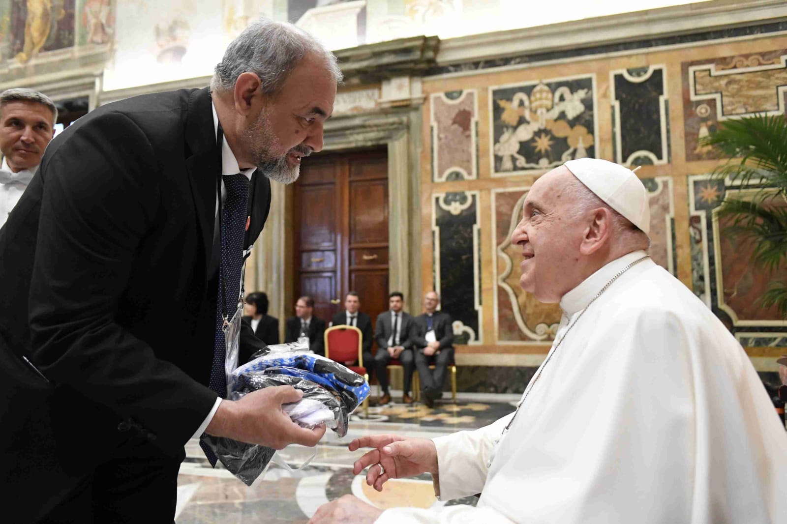 Camisetas de clubes locales fue el regalo de Anselmo Torres para el papa Francisco. Foto: gentileza.