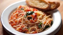 Imagen de Spaghetti con salsa rápida de tomates frescos por Ximena Saenz