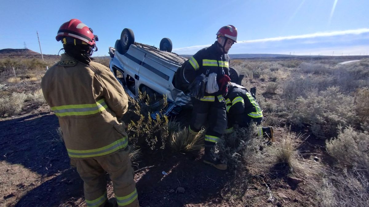 Un turista que iba desde Bariloche a Buenos Aires murió en el siniestro fatal. Foto: Gentileza Facebook Bomberos Picún Leufú