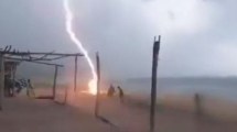 Imagen de Video: un rayo mató a dos personas que estaban en una playa de México