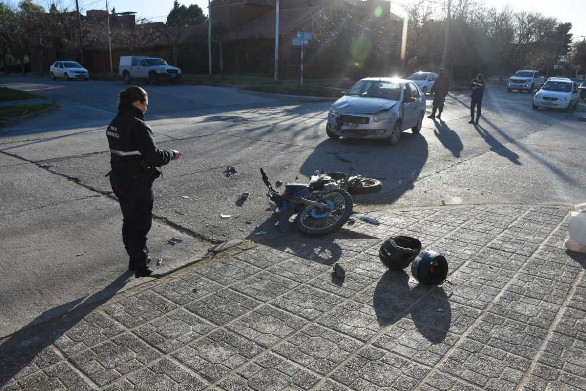 Fuerte choque dejó a dos estudiantes heridos en Roca. Foto: Juan Thomes