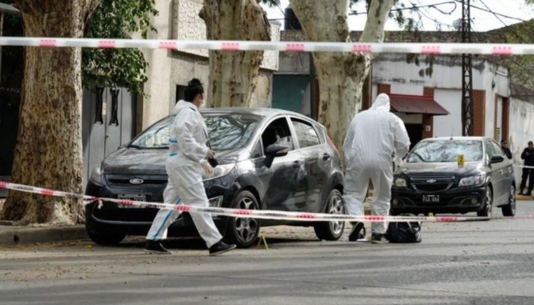 El auto del que se bajó el policía de Rosario asesinado. 