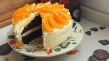 Imagen de Tentate con este cake de chocolate amargo con frosting de mandarina