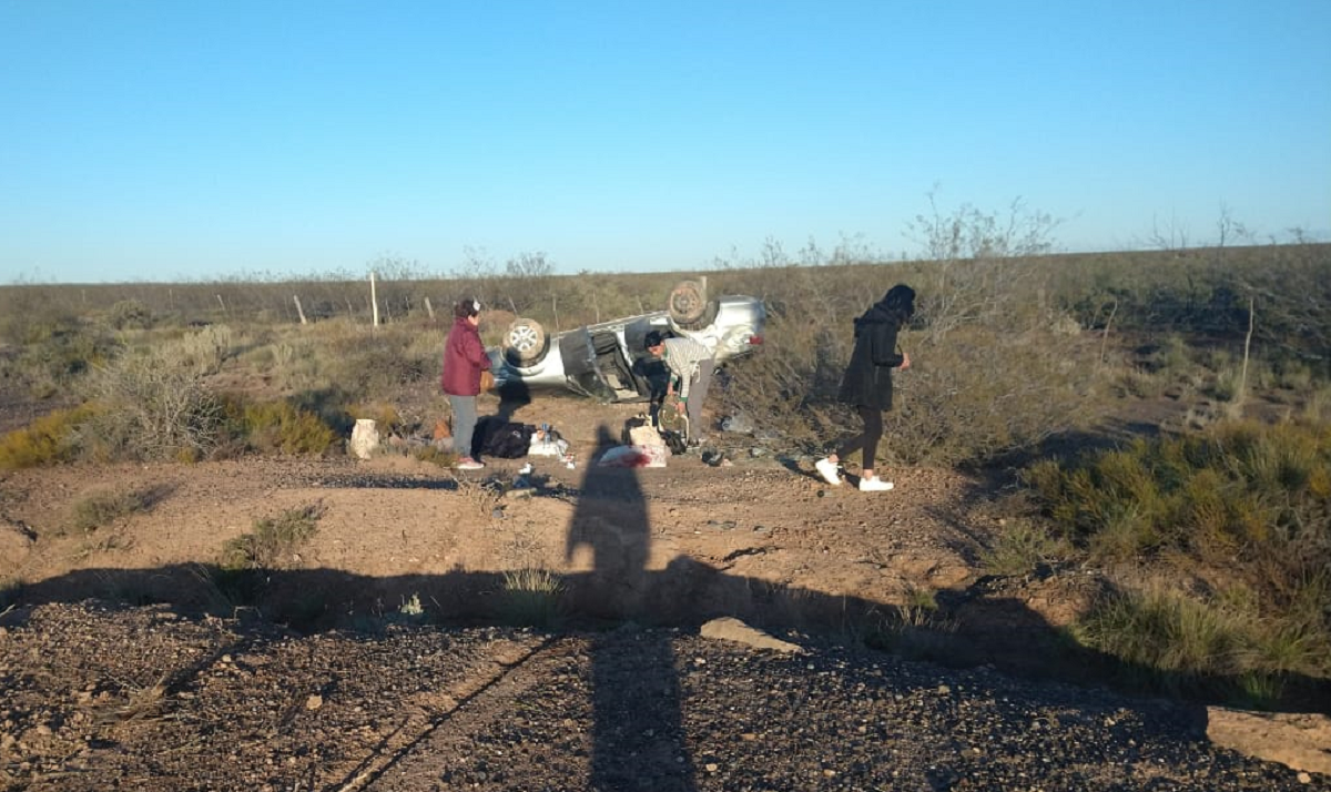 Dos mujeres internadas tras un vuelco en Ruta 6, cerca de Roca. Foto: gentileza