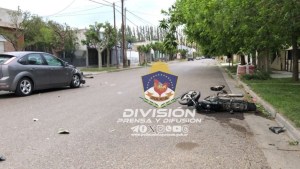 Un motociclista murió tras chocar contra un auto en Centenario: quién era la víctima