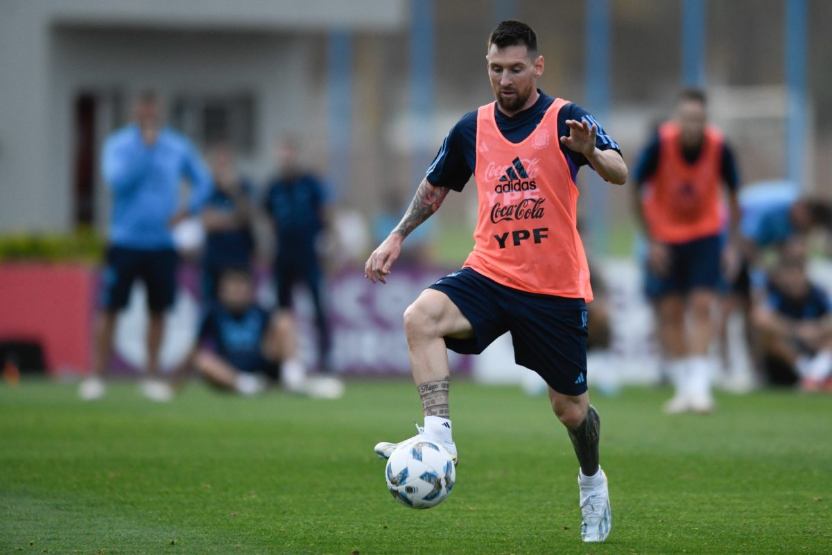 Messi entrenó con normalidad y sería titular ante Paraguay.