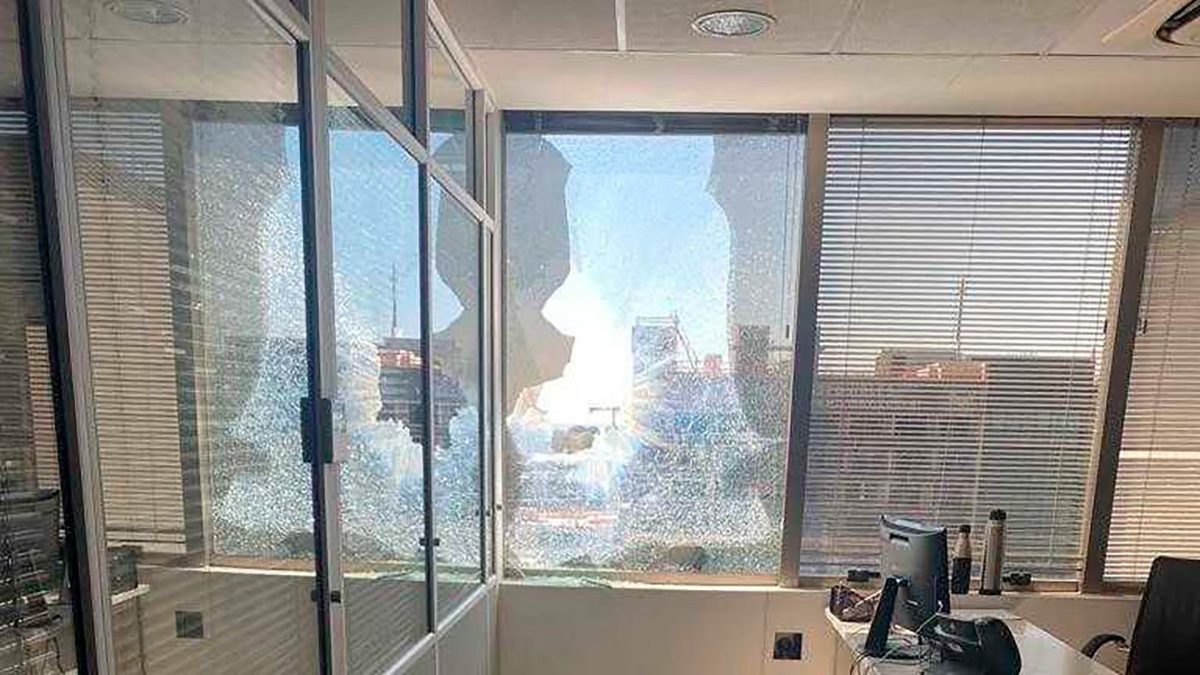 La ventana del MPF fue rota con piedrazos.