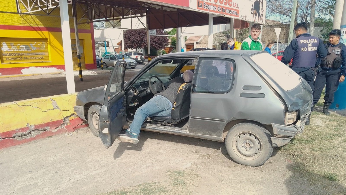 El conductor que embistió al Renault Clio se dio a la fuga tras el impacto. Foto Gentileza.