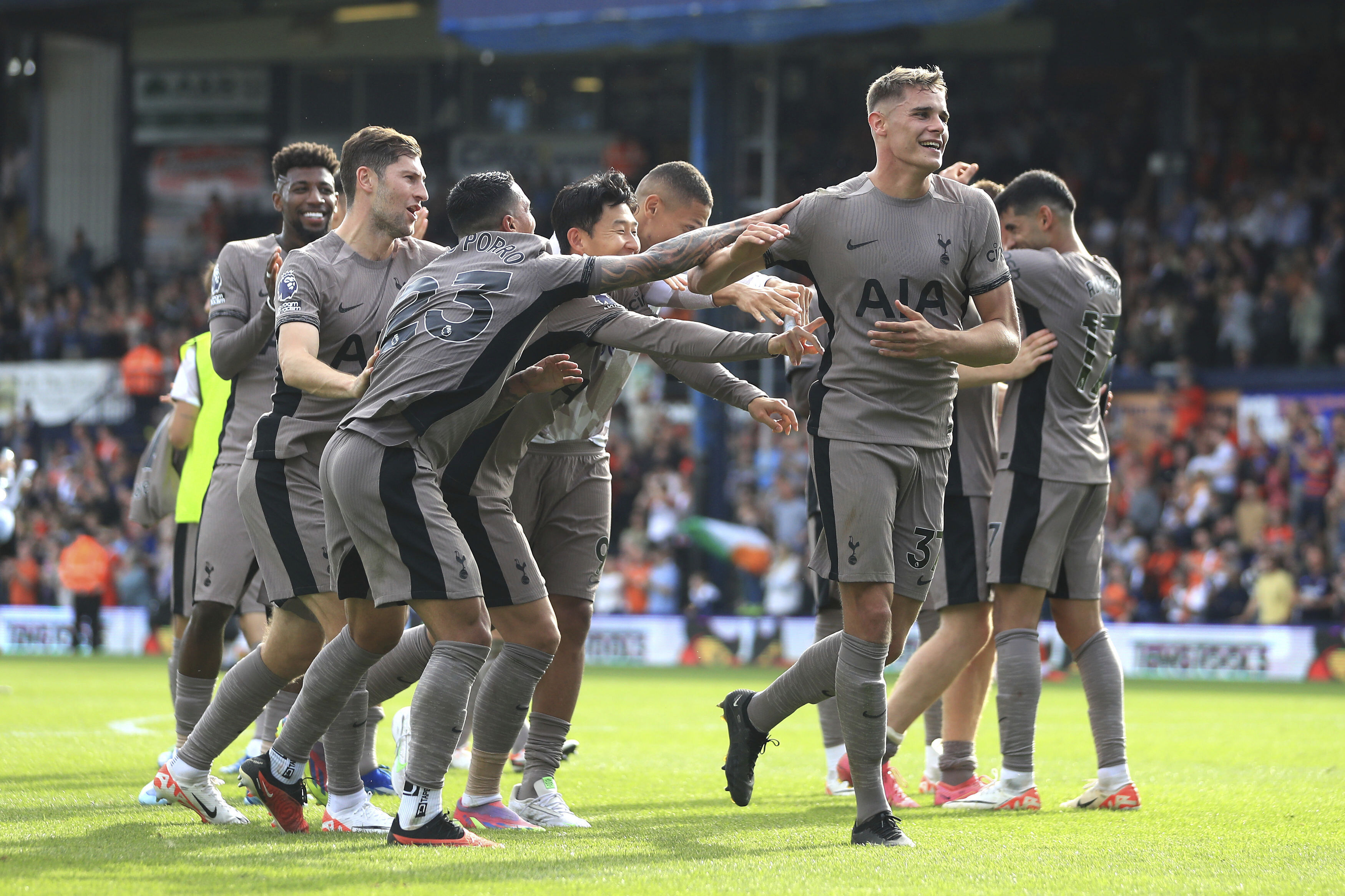 El único gol del encuentro lo marcó Micky van de Ven. (Bradley Collyer/PA via AP)