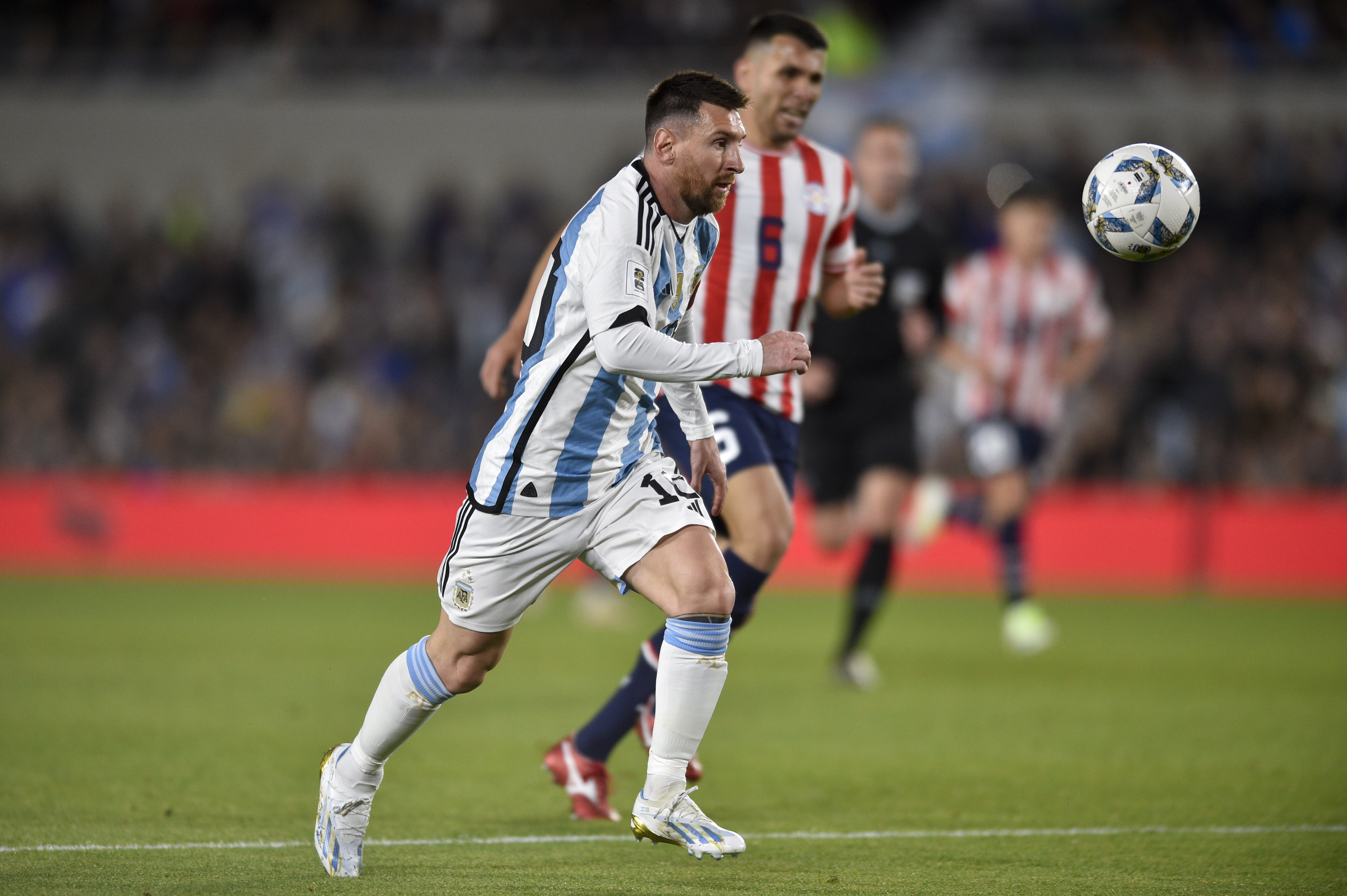 Lionel Messi entró desde el banco suplente en la victoria frente a Paraguay. (AP Photo/Gustavo Garello)