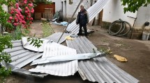 Imagen de Fuertes vientos en Bariloche: voladuras de techos, caída de ramas y postes de luz